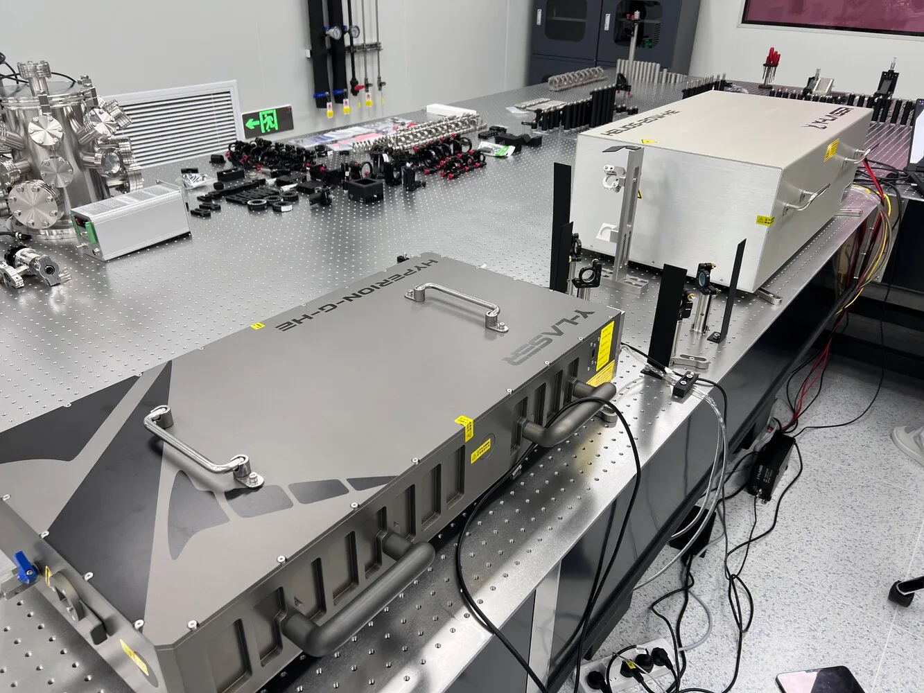 Femtosecond Lasers and Few-Cycle Pulse Science